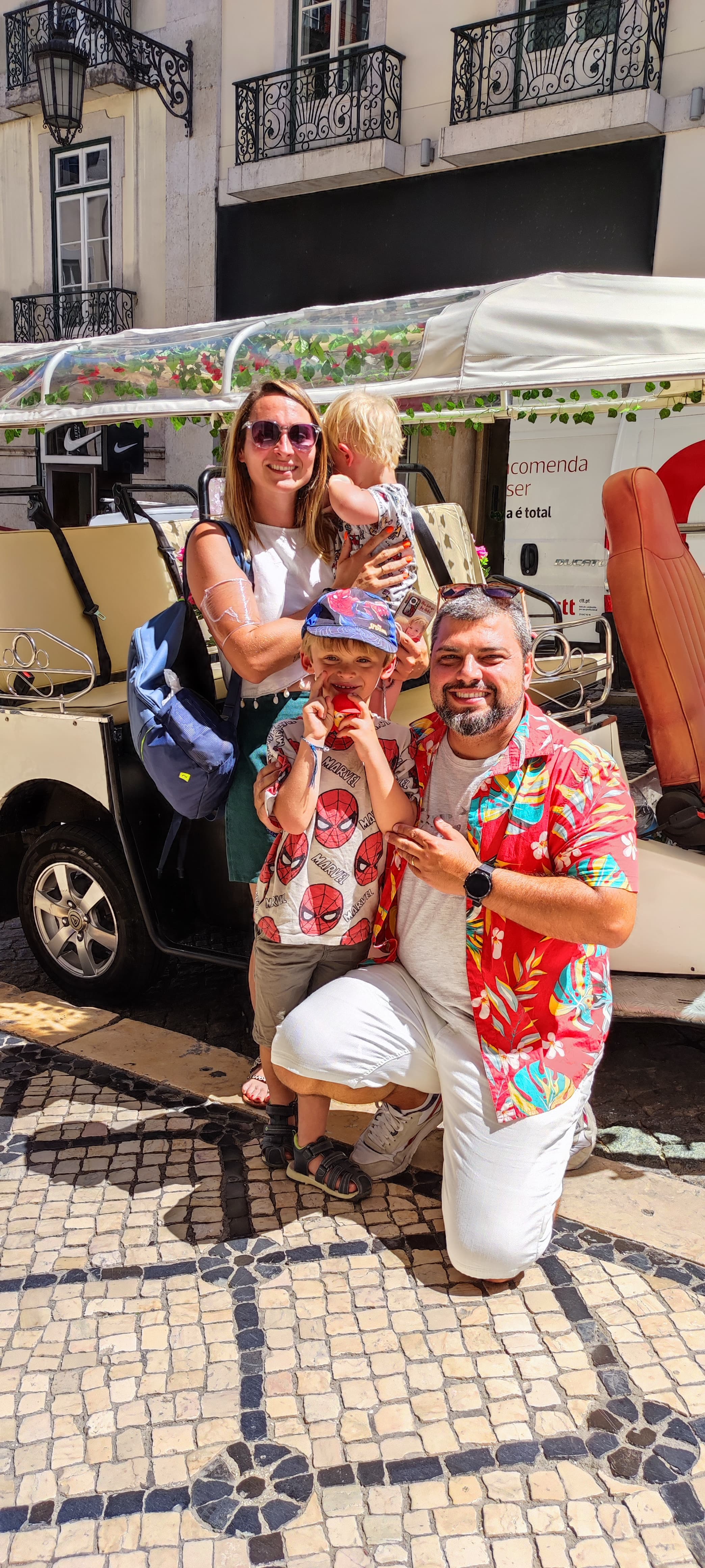 Rafa com uma família durante um passeio de tuk-tuk em Lisboa